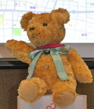 Teddy-Navi-Bear points you the way