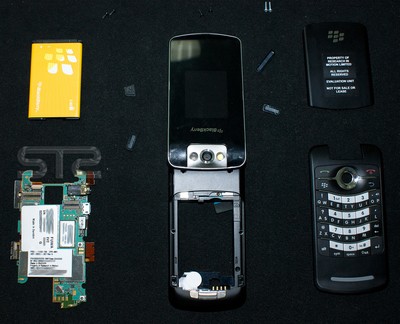 blackberry-pearl-flip-8220-disassembled-1.jpg