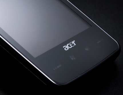 Acer Tempo F900 Smartphone with 3.8-inch touchscreen