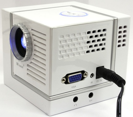 thanko-miseal-mini-projector-palm-sized-1.jpg