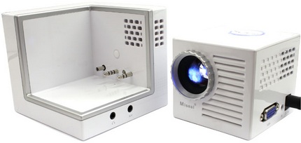 thanko-miseal-mini-projector-palm-sized-3.jpg