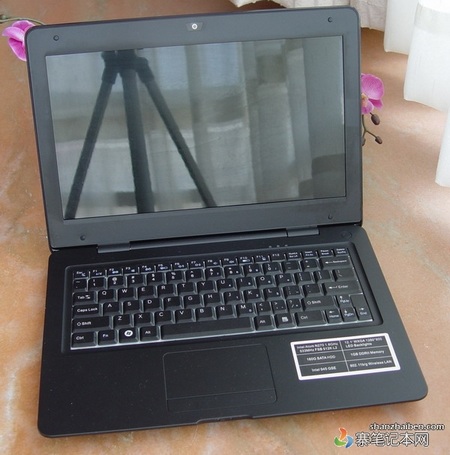 GB Freepad X1200 12.1-inch Netbook black open