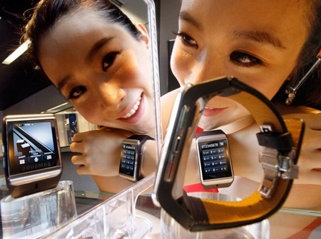 Samsung S9110 Touchscreen Watch Phone in use 2