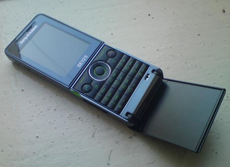 Sony Ericsson Twiggy flip phone