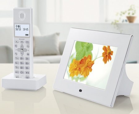 Sharp JD-7C1CL-CW Cordless Phone gets a Touchscreen Digiframe