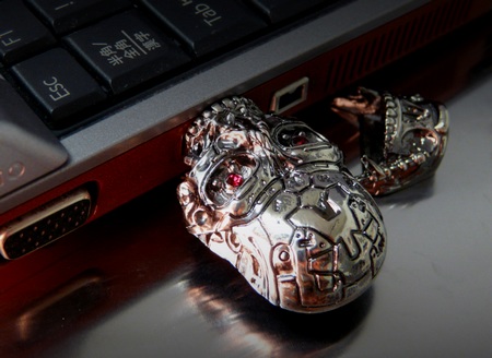 Solid Alliance Terminator 4 T-600 Skull USB Drive in use