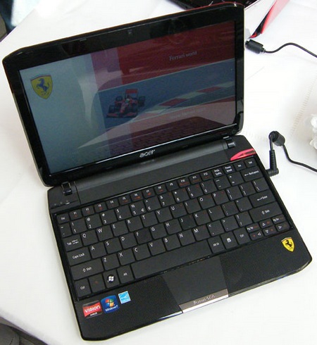 Acer Ferrari One F200 NetbooK open