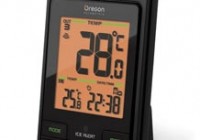 Oregon Scientific RMR802 Solar-Powered RC Clock with Outdoor Temperature