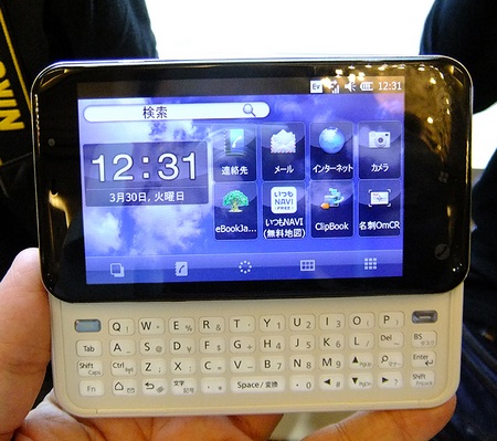 KDDI au Toshiba IS02 QWERTY Phone live keyboard