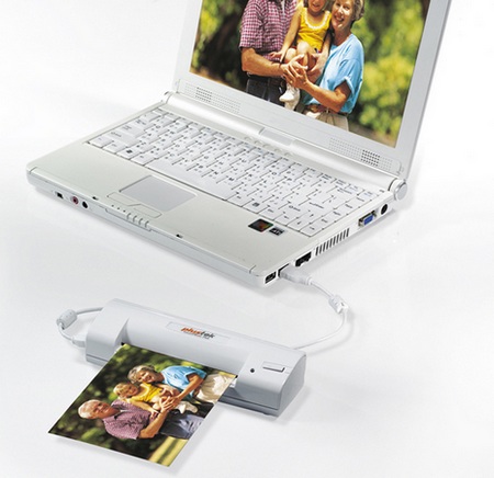 Plustek SmartPhoto P60 Photo Scanner in use