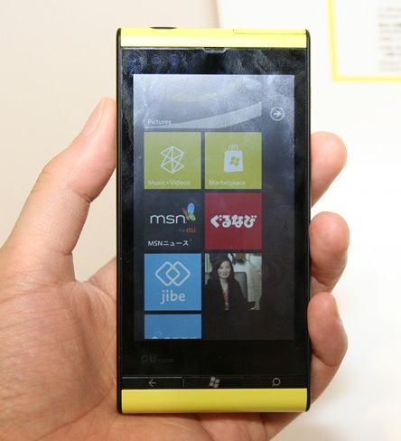 KDDI au IS12T Windows Phone by Fujitsu Toshiba runs Mango live shot 2