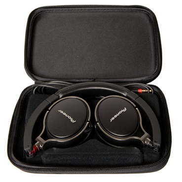 Pioneer SE-MJ591 Audiophile Headphones in case