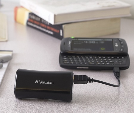 Verbatim Portable Power Pack 97927 portable charger in use Verbatim Portable Power Pack 97927 portable charger in use