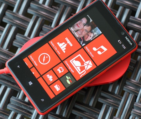 Nokia Lumia 820 Windows Phone 8 Smartphone live shot charging