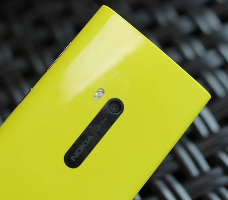 Nokia Lumia 920 Flagship Windows Phone 8 Smartphone live shot back