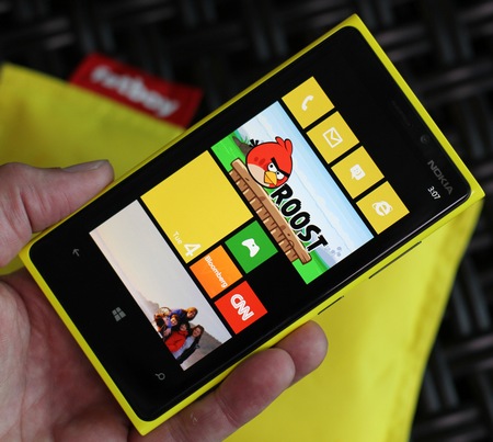 Nokia Lumia 920 Flagship Windows Phone 8 Smartphone live shot on hand