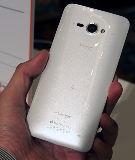 KDDI au HTC J Butterfly gets 5-inch 1080p Touchscreen live shot back