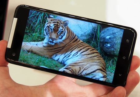 KDDI au HTC J Butterfly gets 5-inch 1080p Touchscreen live shot screen