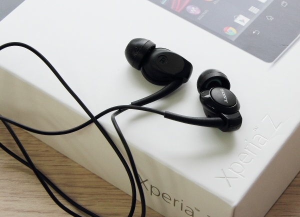 Sony Xperia Z gets unboxed early earphones