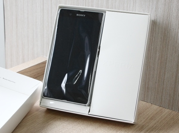 Sony Xperia Z gets unboxed early in the boxx