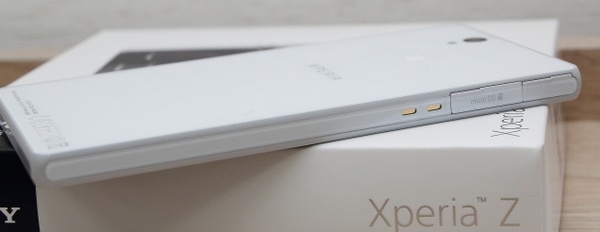 Sony Xperia Z gets unboxed early side 1