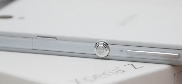 Sony Xperia Z gets unboxed early side